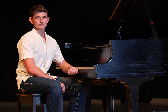 Gabe Ellis Senior Portrait Session-9