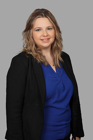 Sarah 2 Hilton Headshot Gray