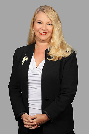 Staci 2 Hilton Headshot Gray