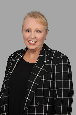Melissa Hilton Headshot Gray