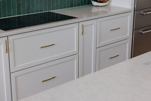 UR Cabinets CFL Eden Roc Cir Details-10