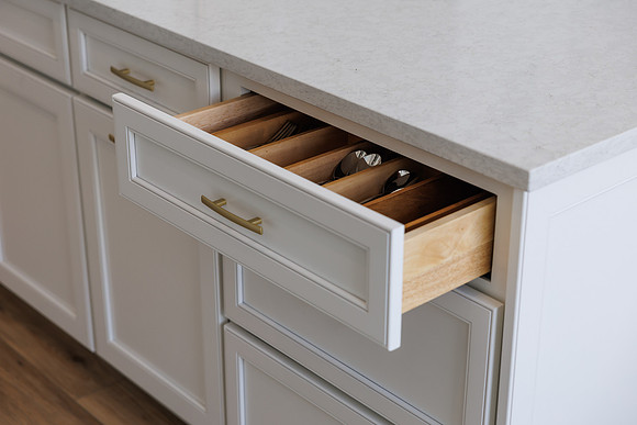 UR Cabinets CFL Eden Roc Cir Details-13