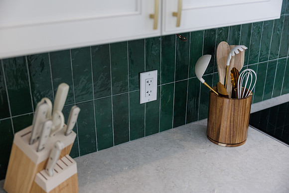 UR Cabinets CFL Eden Roc Cir Details-15