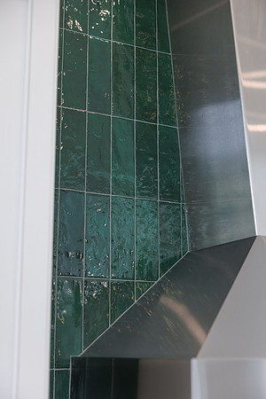 UR Cabinets CFL Eden Roc Cir Details-17