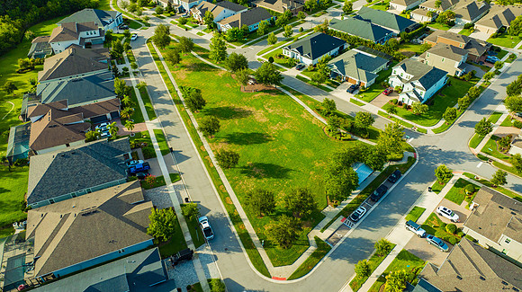 Linda Urban 16563 Courtyard Loop-9