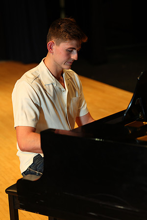 Gabe Ellis Senior Portrait Session-17