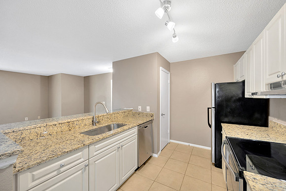 Michelle 9481 Highland Oak Dr. #606-13