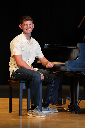 Gabe Ellis Senior Portrait Session-11