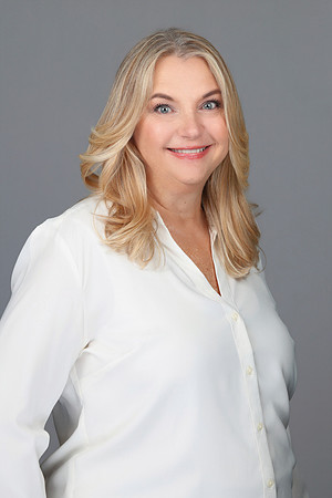 Kelly Hendry Headshots-9