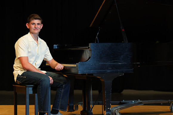 Gabe Ellis Senior Portrait Session-8