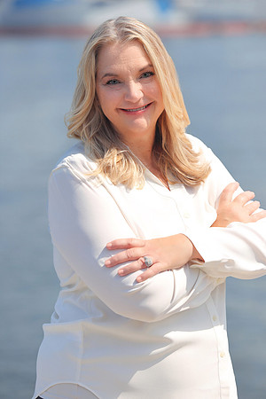Kelly Hendry Headshots-16