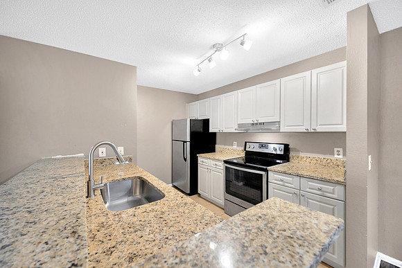 Michelle 9481 Highland Oak Dr. #606-11