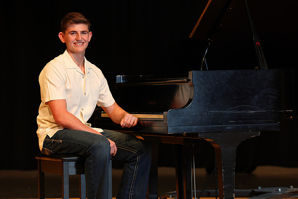 Gabe Ellis Senior Portrait Session-10