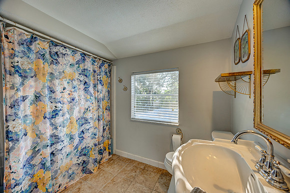 McKenzie 205 Occident St.-16