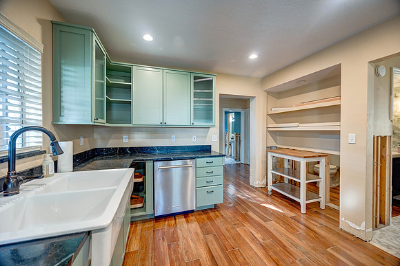 McKenzie 205 Occident St.-6