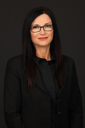 Angela Reimer Headshot-1