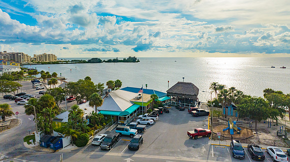 Sams Beach Bar Evening-13
