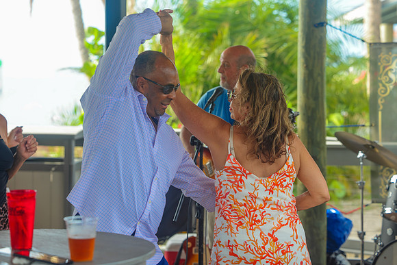 Sams Beach Bar Evening-78